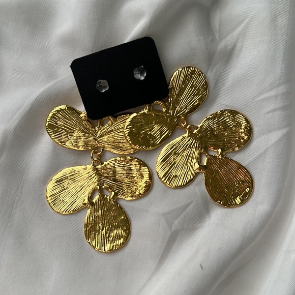 Runway Chandelier Earrings - Picture 4 of 4